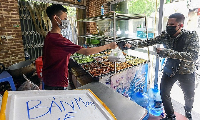 A shop sells a takeaway meal in Hanoi's Gia Lam District. Photo: VnExpress