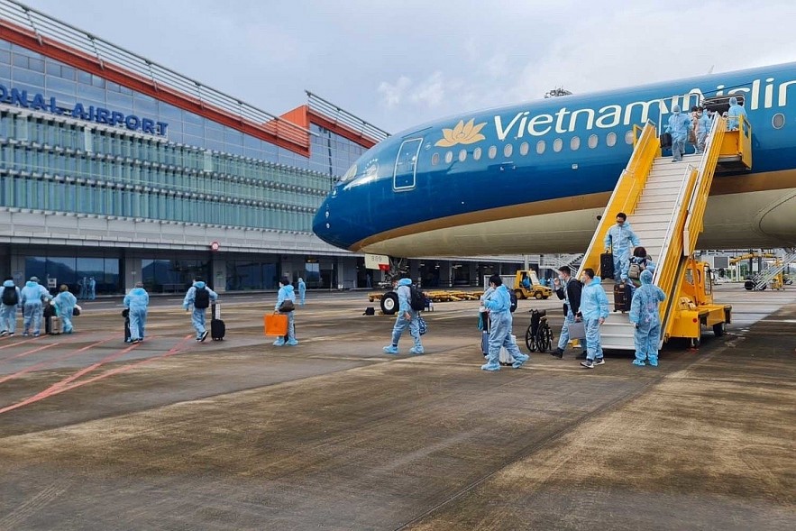 As many as 301 vaccinated passengers arrive in Vietnam from France on baord a Vietnam Airlines flight on September 23. Photo: VOV