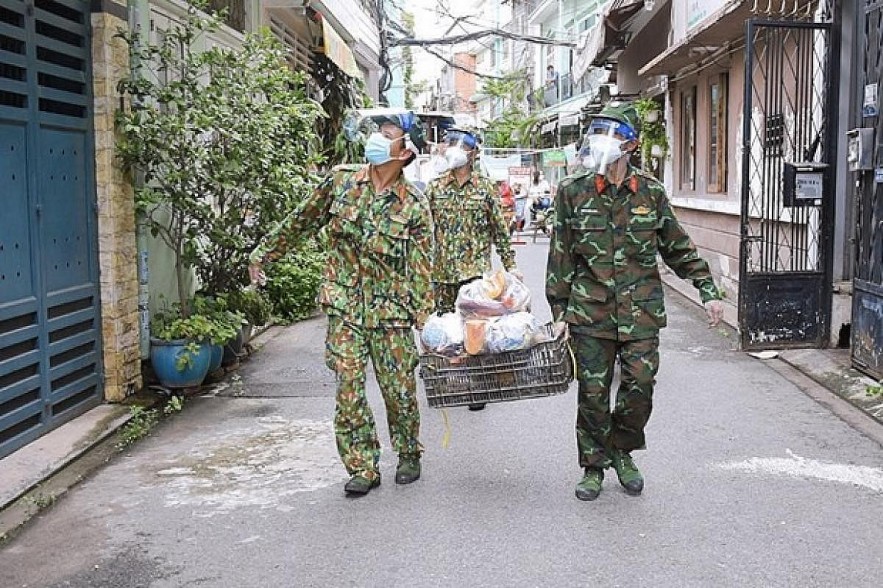 Soldiers deliver food to pandemic-affected people. Photo: VNA
