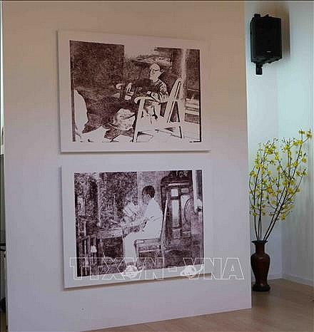 The image of painter Thi Nguyen's grandparents is drawn by computer algorithms and printed on dó paper. Photo: VNA