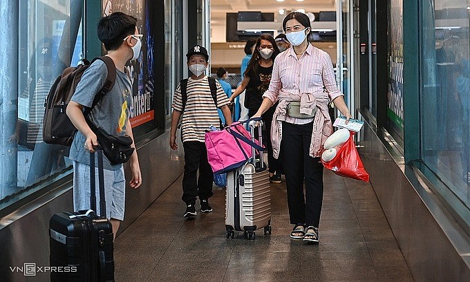 Passengers board a plane leaving Hanoi for HCMC, Oct. 10, 2021. Photo: VnExpress