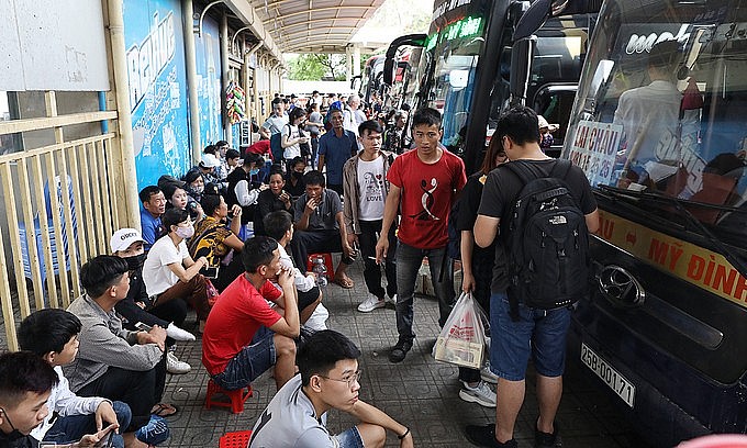 People wait at a bus station in Hanoi, 2019. Photo: VnExpress