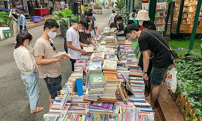 People visit Nguyen Van Binh Book Street in downtown HCMC, Oct. 3, 2021. Photo: VnExpress