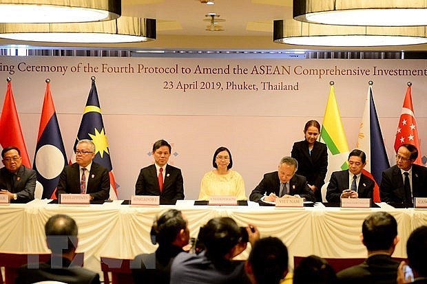 ASEAN economic ministers officially signed the ATISA on April 23, 2019. Photo: VNA