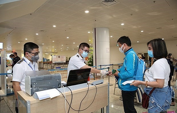Passengers have health declarations checked at an airport. Photo: VNA
