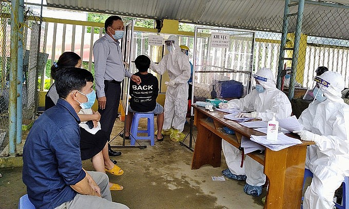 People in Nam Tra My District of central Quang Nam Province are tested for the novel coronavirus on October 26, 2021. Photo: VnExpress
