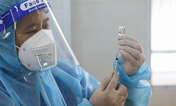 A health worker prepares a Covid-19 vaccine shot in HCMC's District 1, October 27, 2021. Photo: VnExpress