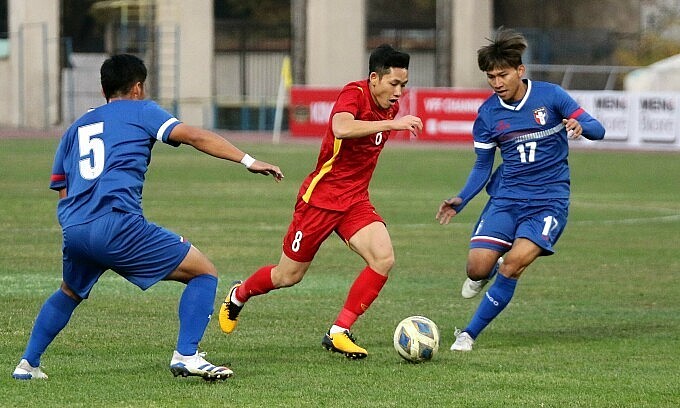 Midfielder Nguyen Hai Long (C) dribbles in the U23 Asian Cup qualifiers between Vietnam and Taiwan on October 27, 2021. Photo: Vietnam Football Federation