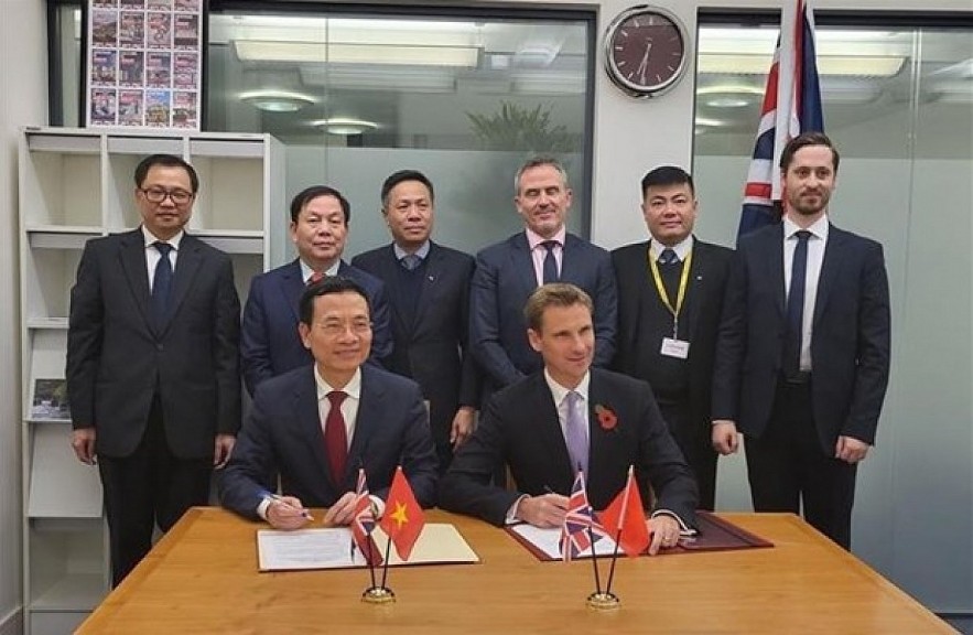 Minister of Information and Communications Nguyen Manh Hung (L) and the UK’s Parliamentary Under Secretary of State at the Department for Digital, Culture, Media and Sport Chris Philp sign a Letter of Intent on cooperation in digital economy and digital. Photo: VOV