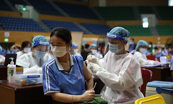 A student is vaccinated in Da Nang City, Nov. 2, 2021. Photo: VnExpress