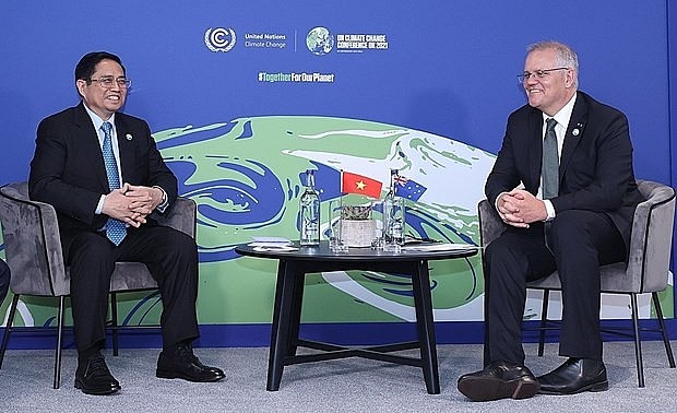PM Pham Minh Chinh (L) meets with his Australian counterpart Scott Morrison on the sidelines of COP26. Photo: VNA