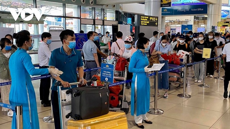 Passengers queue up for check-in at Noi Bai International Airport. Photo: VOV