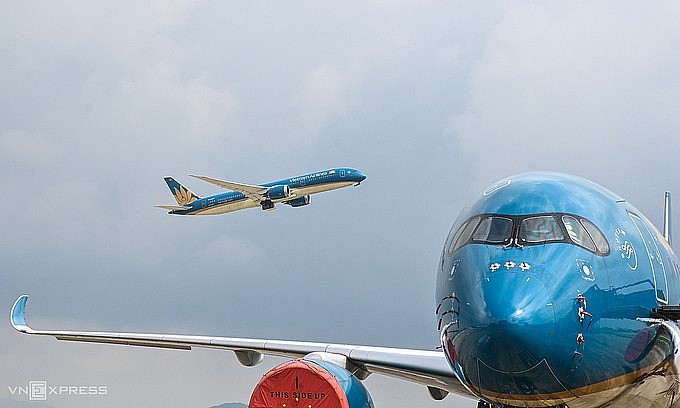 An aircraft takes off from Noi Bai Airport, Hanoi, October 2021. Photo: VnExpress