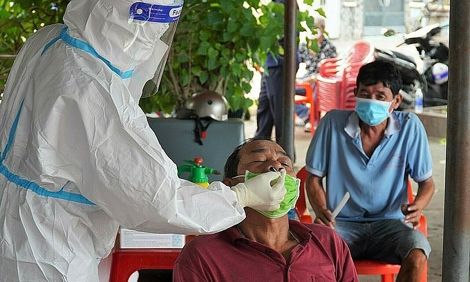 A man has his sample taken for the new coronavirus test in Phan Thiet Town of Vietnam's central Binh Thuan Province, November 2021. Photo: VnExpress