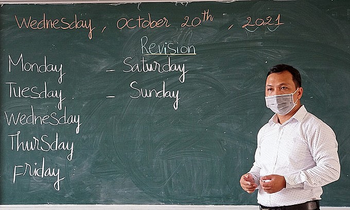 A teacher during his English class at Thanh An Secondary-High School, Can Gio District, HCMC, October 20, 2021. Photo: Vnexpress