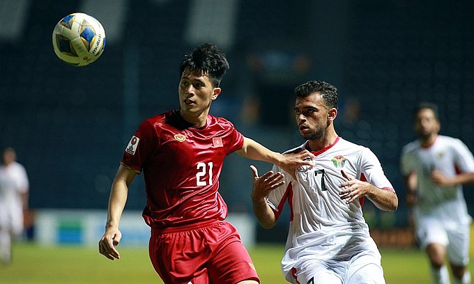 Tran Dinh Trong (red jersey) is recovered from injuries and ready for Vietnam's World Cup qualification game with Japan. Photo: VnExpress