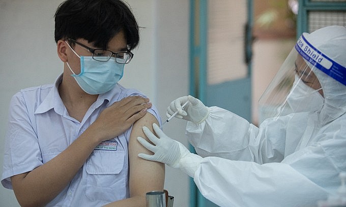A medical staff vaccinates a student in District 1, Ho Chi Minh City, October 27, 2021. Photo: VnExpress
