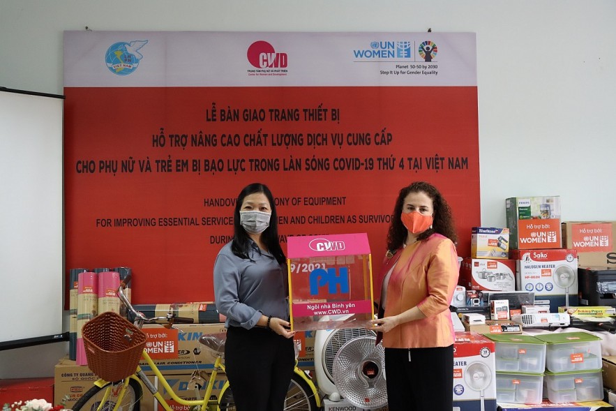 UN Women provides equipment to improve the quality of services to support women and children who are victims of gender-based violence during the 4th wave of Covid-19 in Vietnam