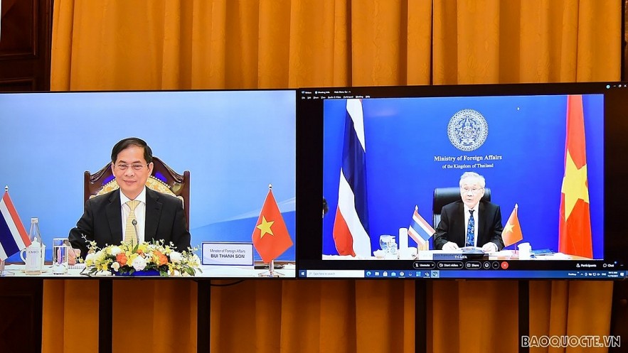 Foreign Minister Bui Thanh Son and Thai Deputy Prime Minister and Foreign Minister Don Pramudwinai co-chair the 4th meeting of the Vietnam - Thailand Joint Committee on Bilateral Cooperation in an online format. Photo: WVR