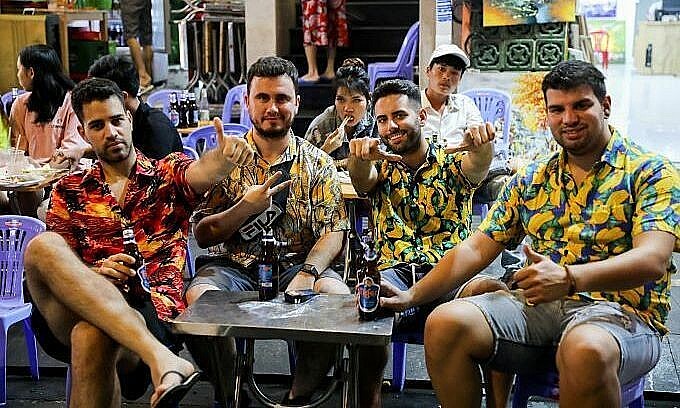 A group of foreign tourists drink beer on Bui Vien pedestrian street in downtown Ho Chi Minh City, 2019. Photo: VnExpress