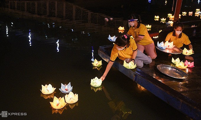 People release lanterns on Nhieu Loc-Thi Nghe Canal in HCMC to commemorate people who have lost their lives to the Covid-19 pandemic, November 19, 2021. Photo: VnExpress