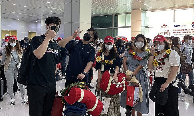 A group of South Korean tourists land at the Phu Quoc International Airport, November 20, 2021. Photo: VnExpress