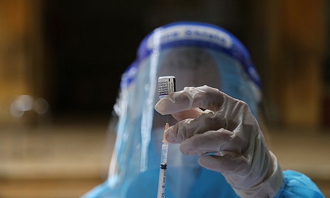 A health worker prepares a Covid-19 vaccine shot in HCMC, October 27, 2021. Photo: VnExpress