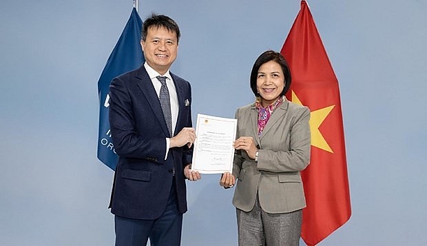 Ambassador Le Thi Tuyet Mai, Permanent Representative of Vietnam in Geneva hands over Vietnam’s signed treaty document to WIPO Director General Daren Tang. Photo: WIPO