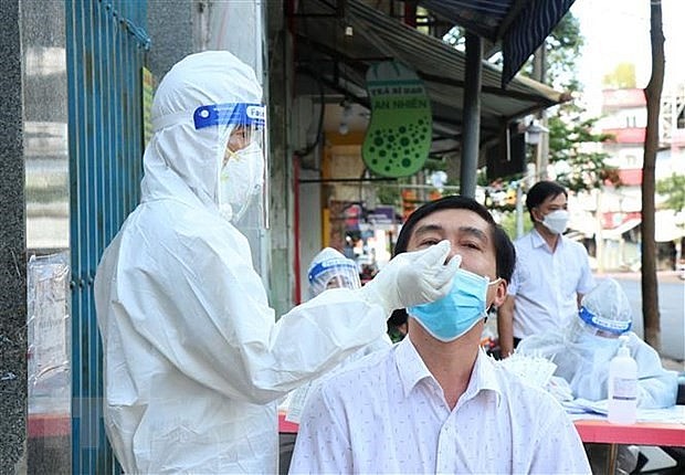 A man has sample taken for Covid-19 testing. Photo: VNA