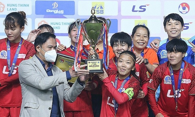HCMC I WFC players pose with the national women's football championship cup on November 25, 2021. Photo by Vietnam Football Federation. Photo: VnExpress