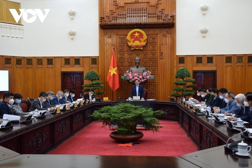 PM Pham Minh Chinh chairs a meeting on November 27 with ministries and agencies to promote research and technology transfer for domestic production of COVID-19 vaccines and treatment drugs. Photo: VOV
