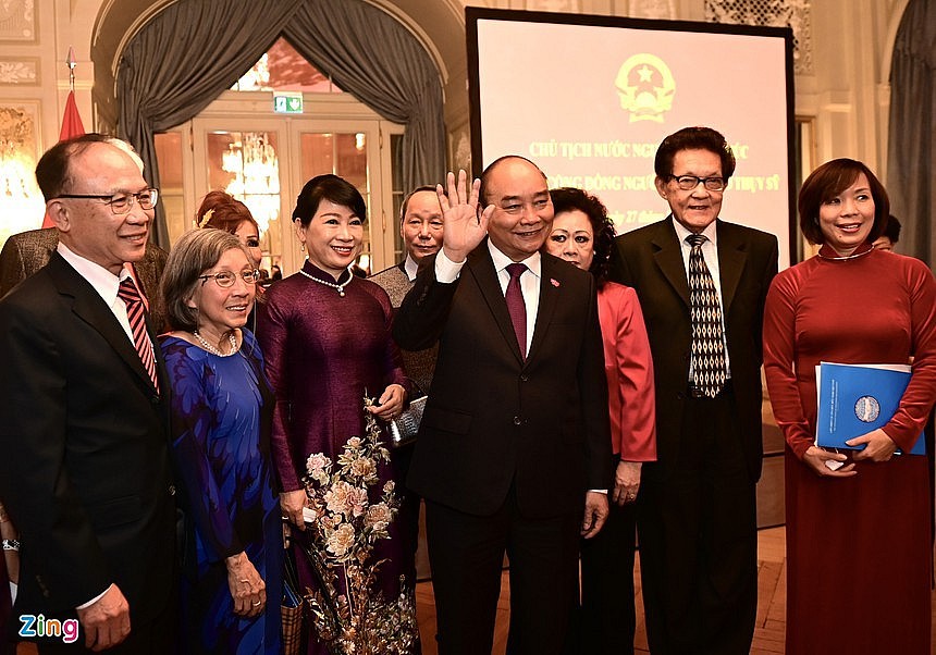 President Meets Vietnamese Community in Switzerland