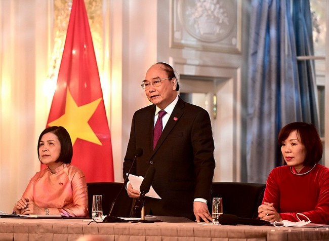 President Meets Vietnamese Community in Switzerland