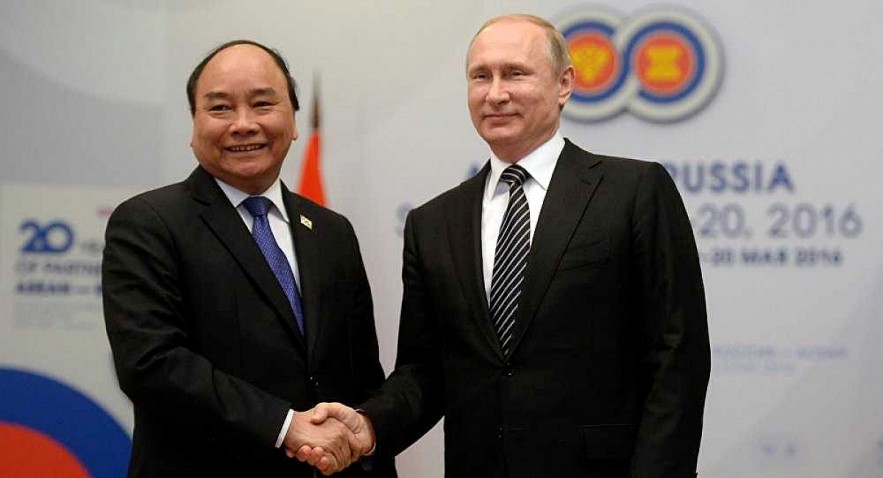 The then Prime Minister Nguyen Xuan Phuc met with President Vladimir Putin on the sidelines of an ASEAN - Russia summit in Sochi, Russia, in 2016. Photo: VOV