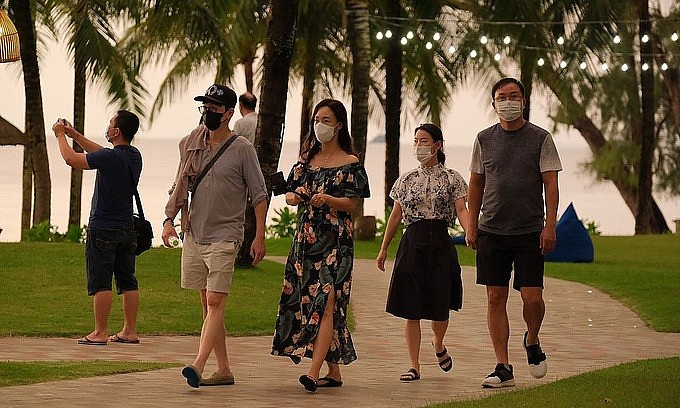 South Korean tourists walk inside Vinpearl Resort & Spa on Long Beach in Phu Quoc Island, November 22, 2021. Photo: Vinpearl