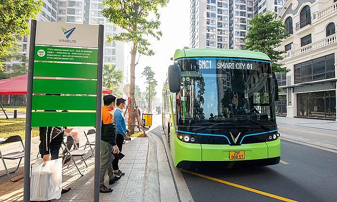 An electric bus stops at a bus stop in Hanoi, December 2, 2021. Photo: VnExpress