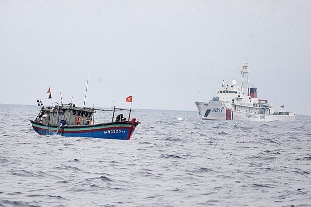  A Vietnamese Coast Guard vessel monitors fishing vessels in the waters adjacent to the Gulf of Tonkin demarcation line. Photo: VNA
