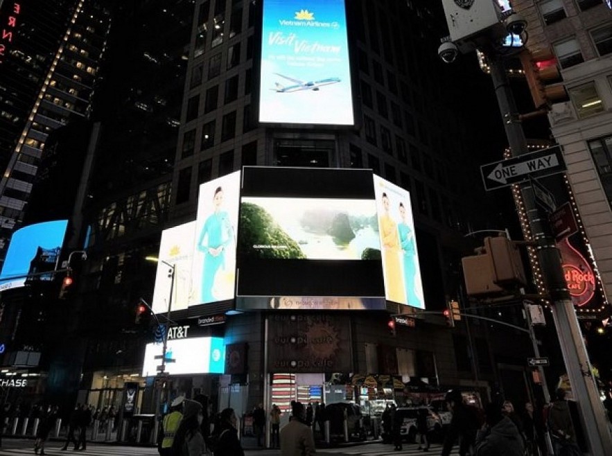 Vietnam's famous destinations are introduced on a giant LED screen at Times Square in the US. Photo: Vietnam Airlines