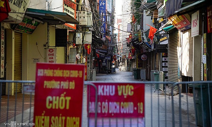 Barriers are put up at an alley with Covid-19 patients in Phu Do Ward, Nam Tu Liem District, Hanoi, December 2021. Photo: VnExpress