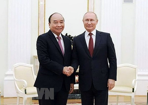 President Nguyen Xuan Phuc (left) shakes hands with Russian President Vladimir Putin. Photo: VNA