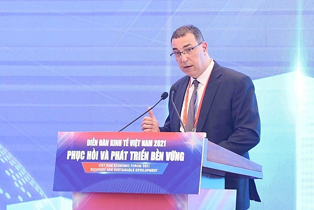 IMF Regional Resident Representative Francois Painchaud addresses the Vietnam Economic Forum in Hanoi on December 5. Photo: VNA