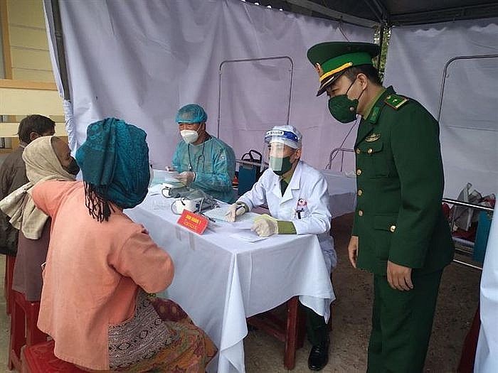 Vietnamese-Laotian Doctors Organize Free Medical Examinations for People in Se Pon District