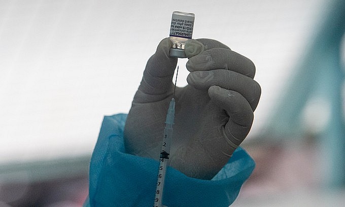 A medic prepares a Pfizer-BioNtech Covid-19 vaccine shot at a high school in HCMC, October 27, 2021. Photo: VnExpress