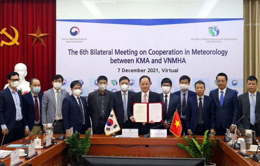Viet Nam Meteorological and Hydrological Administration and Korea Meteorological Administration signed an agreement to extend the MoU. Photo: VNP