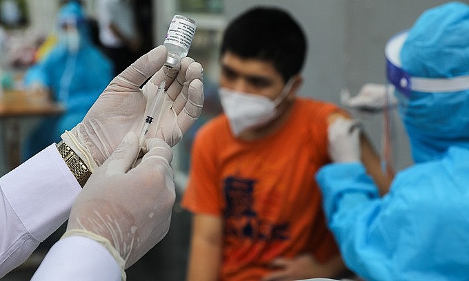 A health worker prepares a Covid-19 vaccine shot in HCMC. Photo: VnExpress