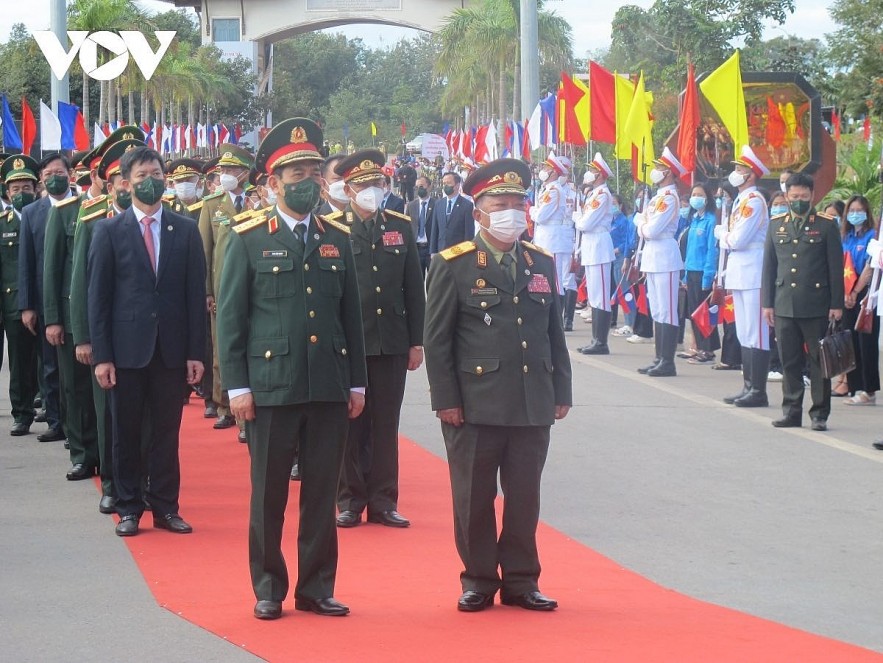 A welcoming ceremony for the two Defense Ministers of Vietnam and Laos  Photo: VOV