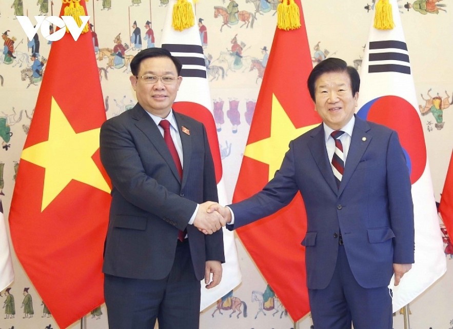 Park Byeong-seug, Speaker of the RoK National Assembly (R), welcomes his Vietnamese counterpart Vuong Dinh Hue in Seoul on December 13. Photo: VOV