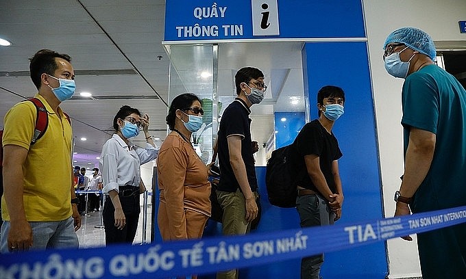 Arrivals wait to be tested for the novel coronavirus at Tan Son Nhat Airport in HCMC, May 2021. Photo: VnExpress
