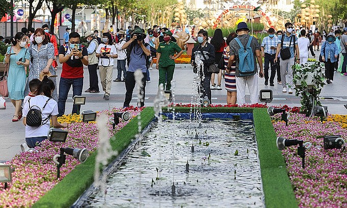 People visit the Nguyen Hue Flower Street in HCMC during the Lunar New Year holiday on February 10, 2021. Photo: VnExpress