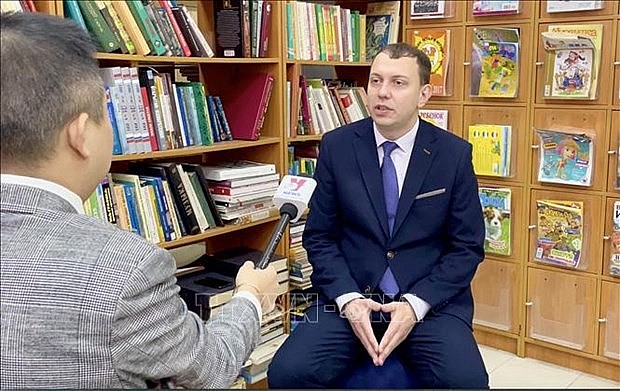 Anton Viktorovich Bredikhin, political scientist and editor-in-chief of the Russian scientific journal Arkhont (R) answers Vietnam News Agency correspondent's interview. Photo: VNA